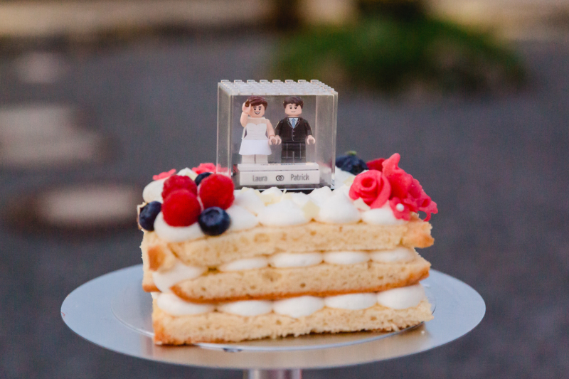 wedding cake by sarahandsamuelphotography